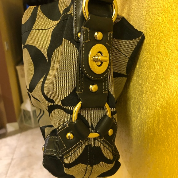 Authentic Coach Carly Signature Hobo Bag - Picture 5 of 8